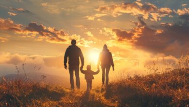 Caminhando de mãos dadas.