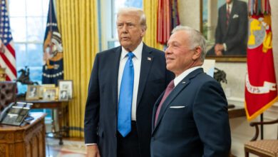 presidente Donald Trump sedia uma reunião bilateral com o rei Abdullah II da Jordânia e seu filho, o príncipe herdeiro Hussein bin Abdullah, terça-feira, 11 de fevereiro de 2025, no Salão Oval. (Foto oficial da Casa Branca por Daniel Torok)