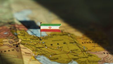 Localizado estrategicamente entre o Golfo Pérsico e o Mar Cáspio, o Irã é uma potência regional com grande influência geopolítica, cultural e religiosa, sendo o principal representante do islamismo xiita