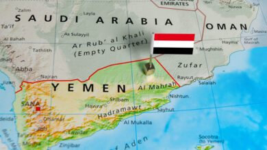 O Iêmen está localizado na extremidade sudoeste da Península Arábica, no Oriente Médio, fazendo fronteira com a Arábia Saudita ao norte e com Omã a leste. Ao sul, é banhado pelo Mar da Arábia, e a oeste, pelo estratégico Mar Vermelho.