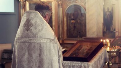 Padre rezando em uma igreja.