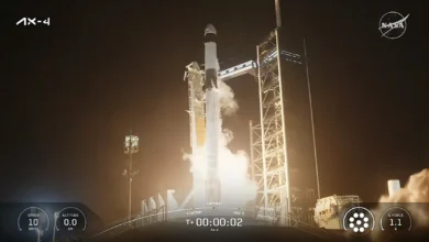 A nave espacial SpaceX Dragon, que transporta a tripulação da Missão Axiom 4, é lançada a bordo do foguete Falcon 9, do Centro Espacial Kennedy da NASA para a Estação Espacial Internacional.
