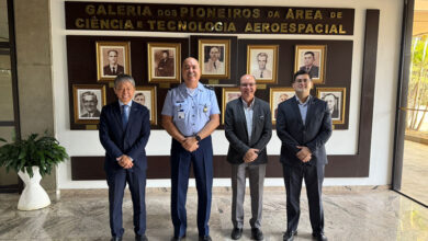 Da esquerda para a direita: Julio Shidara, Tenente-Brigadeiro do Ar Ricardo Augusto Fonseca Neubert, Jadir Nogueira Gonçalves e Danilo José Franzim Miranda. (Divulgação/AIAB)