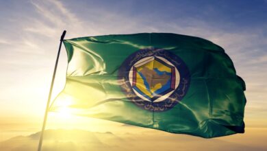 Conselho de Cooperação para os Estados Árabes do Golfo, bandeira do GCC, tecido têxtil, tecido, acenando no topo, nascer do sol, névoa, neblina