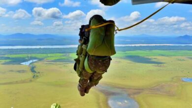 O salto semiautomático a 1.000 pés (304m) garantiu segurança e regularidade. Planejamento, inspeção e briefing conjunto com a tripulação da aeronave C-105 Amazonas foram decisivos.