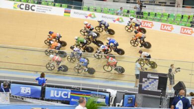 Atletas em ação no velódromo do Rio.