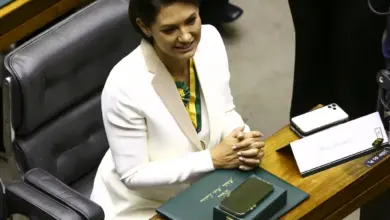 Michelle Bolsonaro, durante sessão solene de entrega da Medalha Mérito Legislativo da Câmara dos Deputados.