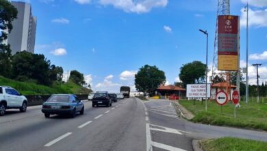 A via liga São Paulo ao Rio de Janeiro e é um dos principais corredores rodoviários do País.