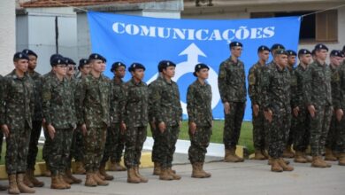 Cadetes femininas da AMAN durante solenidade histórica na Arma de Comunicações do Exército Brasileiro