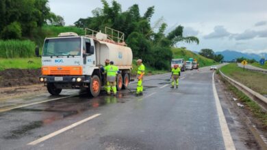 Trecho foi interditado devido ao transbordamento de córrego após fortes chuvas na cidade; equipes do DER-SP trabalharam na desobstrução de galeria e limpeza da via