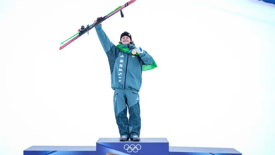 Lucas Pinheiro Braathen no pódio olímpico de Milão-Cortina 2026.