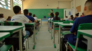 Professores em sala de aula na rede municipal de Taubaté