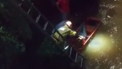 Bombeiros realizam resgate de mulher que caiu em rio durante chuva em Campos do Jordão