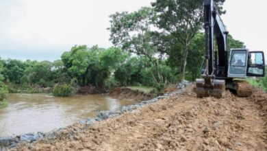 Enrocamento (proteção com pedras) foi implantado ao longo de aproximadamente 150 metros na margem direita do Ribeirão Guaratinguetá