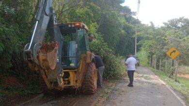 Desobstrução da Estrada SP-40 após deslizamentos em Pindamonhangaba