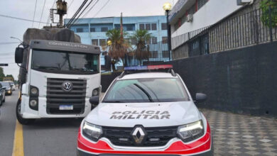 Caminhão roubado recuperado pela Polícia Militar em Jacareí