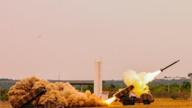 Uma das alterações advindas da Portaria que reestrutura o Portfólio Estratégico é a centralização das iniciativas com escopo na Artilharia em torno de um único Programa, que passa a ser denominado ASTROS – FOGOS