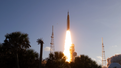Nesta imagem de 1º de abril de 2026, o foguete Space Launch System (SLS) da NASA e a espaçonave Orion decolam