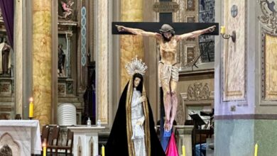 Celebração da Sexta-Feira Santa com fiéis em oração diante da cruz