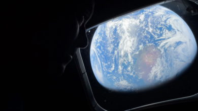 Em 4 de abril de 2026, o astronauta da NASA e comandante da Artemis II, Reid Wiseman, olha para a Terra através de uma das janelas da cabine principal da espaçonave Orion, enquanto a tripulação viaja em direção à Lua.