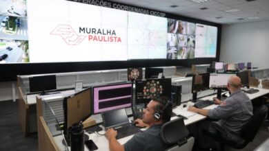 O programa Muralha Paulista opera câmeras interligadas, distribuídas entre leitores de placas, equipamentos de reconhecimento facial e dispositivos de monitoramento em tempo real