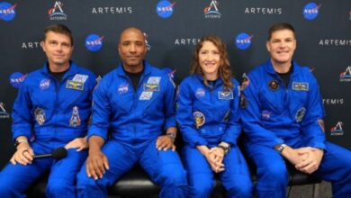Actígrafo aparece em foto divulgada pela Nasa no pulso do astronauta Reid Wiseman, o primeiro da esquerda para a direita.