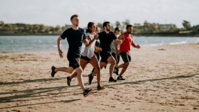 Mesmo quem se exercita com frequência pode sofrer os impactos do sedentarismo se passa muitas horas parado; atividade física e tempo em movimento ao longo do dia são coisas diferentes