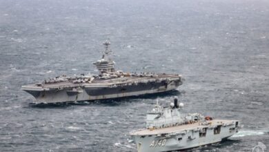 Transferência de 15 toneladas de doações entre o Porta-Aviões Nuclear “George Washington” e o NavioAeródromo Multipropósito “Atlântico” apoia vítimas das enchentes no Rio Grande do Sul durante operação conjunta entre Brasil e Estados Unidos, em 2024 – Imagem: Marinha do Brasil