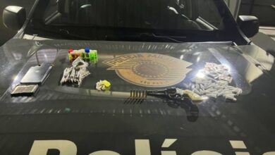 Polícia apreende cocaína, maconha e arma durante abordagem em São José