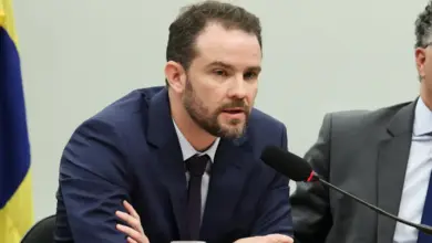 O ministro da Fazenda, Dario Durigan, embarcou neste fim de semana para a França
