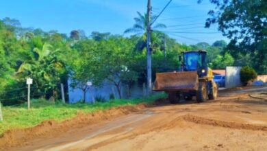 Prefeitura de Taubaté executa serviços de manutenção e nivelamento nas estradas do bairro Vila Velha II.