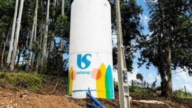 Obra de R$ 2,2 milhões implanta sistema completo na comunidade rural da rota do Caminho da Fé; equipes já orientam famílias sobre ligação de água