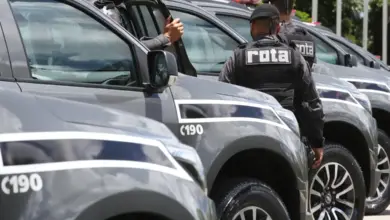 O estado de São Paulo registrou 202 casos de homicídio doloso em abril deste ano, cinco ocorrências a mais do que no mesmo mês do ano passado. O número de vítimas do crime passou de 204 para 210, na mesma base de comparação. Os dados foram divulgados no portal da Secretaria da Segurança Pública do estado (SSP). Os estupros também aumentaram no estado, chegando a 1.328 registros em abril. O número revela aumento de 13% em relação a abril do ano passado, quando houve 1.174 vítimas desse tipo de crime. No mês, 20 mulheres foram mortas em casos de feminicídio, ante 21 vítimas em abril do ano passado. Apesar da estabilidade nos dados de feminicídio, as tentativas de homicídio contra mulheres aumentaram de 97 para 120, também na comparação mensal, o que representa alta de 23,7%. Também cresceram os casos de agressão física no estado. Os registros de lesão corporal dolosa contra mulheres aumentaram 24%, chegando a 6.508 casos em abril. São 1.268 casos a mais do que em abril do ano passado. Os registros de descumprimento de medida protetiva de urgência, no contexto da violência doméstica, somaram 2.345 ocorrências em abril deste ano. O número revela uma alta de 23,5% em relação ao mesmo período do ano passado, quando houve 1.899 registros.