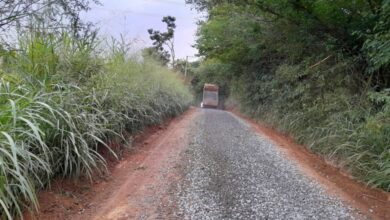 As estradas rurais de Pindamonhangaba seguem recebendo manutenção e melhorias