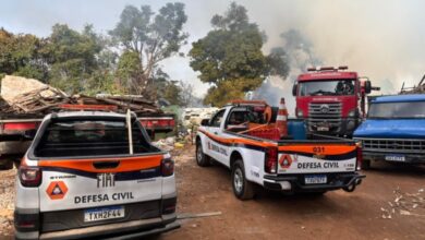 Incêndio de grandes proporções em depósito de materiais recicláveis mobiliza bombeiros em Campos do Jordão.