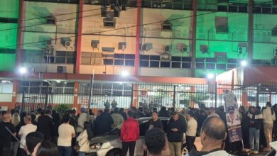Pais aguardam filhos na saída da prova em Guarulhos. (Foto: PortalR3)