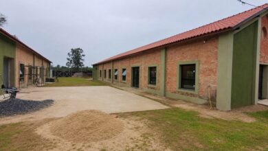 O projeto contempla dois galpões interligados, totalizando 855 metros quadrados de área construída.