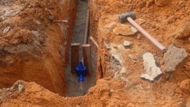 Obra substitui água de mina por rede pública no bairro e, com o sistema de esgotamento sanitário, protege o meio ambiente