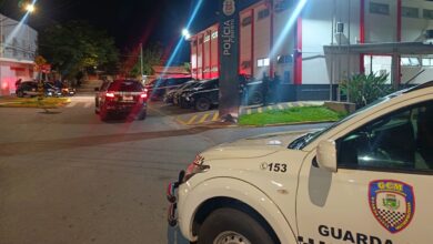 Operação policial em Pindamonhangaba prende cinco pessoas e apreende drogas, arma, munições e celulares.