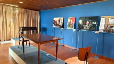 A exposição organiza-se de forma contínua pelos cômodos originais projetados por Rino Levi. Foto: Divulgação