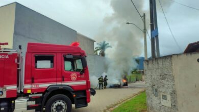 Incêndio em automóvel mobiliza bombeiros no Perequê-Mirim