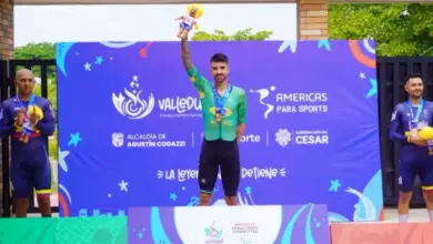 Lauro Chaman no pódio da prova de contrarrelógio individual. (Foto: Divulgação/https://parasuramericanos2026.com)