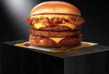 A combinação foi criada para entregar uma experiência de sabor marcante, misturando notas doces, defumadas e crocantes em um único lanche.