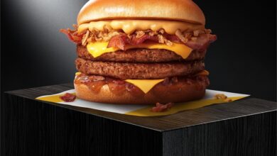 A combinação foi criada para entregar uma experiência de sabor marcante, misturando notas doces, defumadas e crocantes em um único lanche.