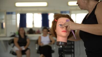 Escola do Trabalho oferece mais de 100 cursos nas áreas de tecnologia, beleza, gastronomia, idiomas e outras