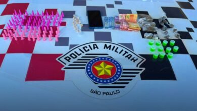 Dupla foi flagrada em ponto conhecido pelo comércio de drogas durante patrulhamento no município