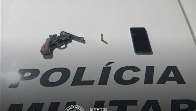 Arma de fogo e aparelho celular foram apreendidos no Araretama; homem não foi localizado durante as buscas