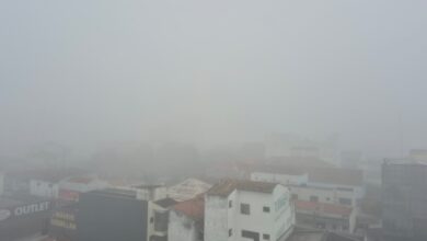 Neblina cobre a região central de Pindamonhangaba na manhã desta segunda-feira