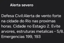 A Defesa Civil divulgou alerta severo pelo celular de ventos fortes nas próximas horas e informou que a cidade entrou em estágio 2 na noite dessa terça-feira (4).