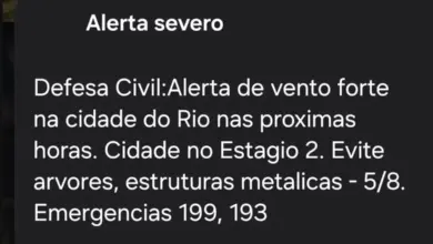 A Defesa Civil divulgou alerta severo pelo celular de ventos fortes nas próximas horas e informou que a cidade entrou em estágio 2 na noite dessa terça-feira (4).